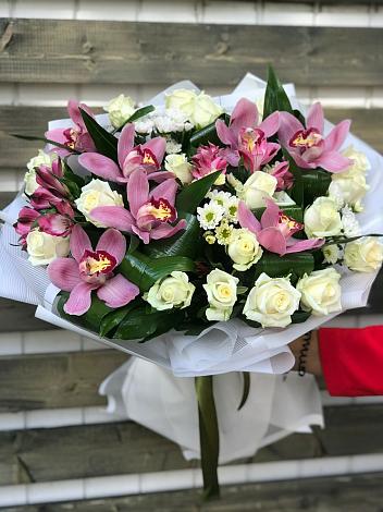 Букет цветов из: Розы и Хризантемы в Поселье