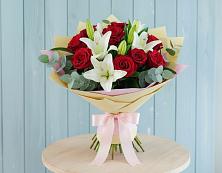Букет цветов из:  Лилии и Розы в Поселье