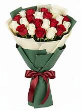 Букет Микс из красных и белых роз в Поселье