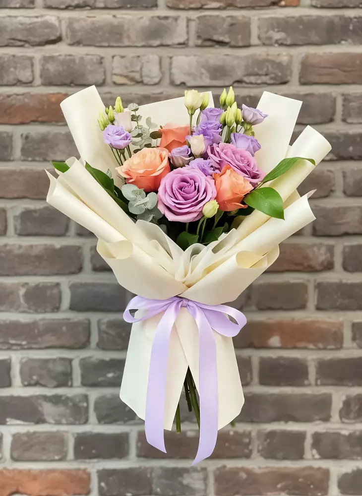 Букет цветов из: Лизиантусы и Розы в Поселье