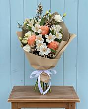 Букет цветов из:  Альстромерии, Лизиантусы, Розы и Хризантемы в Поселье