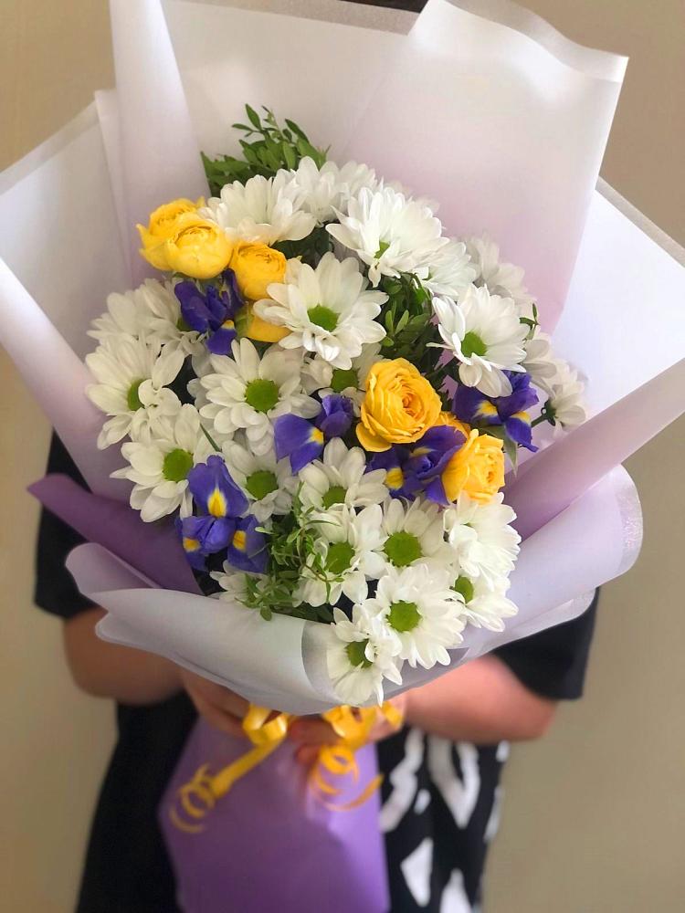 Букет цветов из: Ирисы, Хризантемы и Розы в Поселье