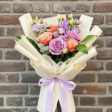 Букет цветов из:  Лизиантусы и Розы в Поселье