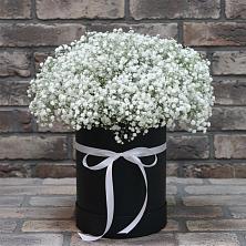 Цветочная композиция из Гипсофила в шляпной коробке в Поселье