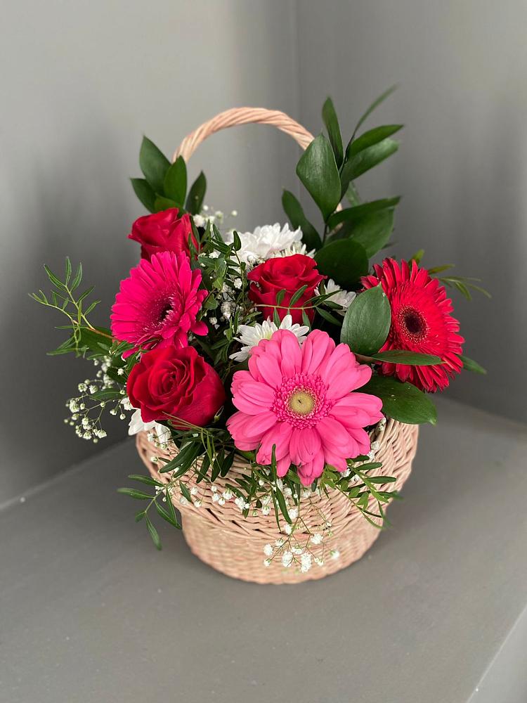 Цветочная композиция из Розы, Хризантемы и Герберы в корзине в Поселье