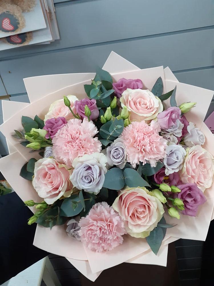 Букет цветов из: Розы, Гвоздики и Лизиантусы в Поселье