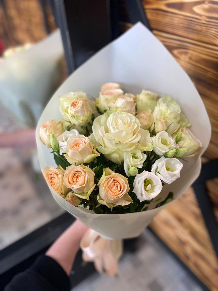 Букет цветов из: Розы и Лизиантусы в Поселье